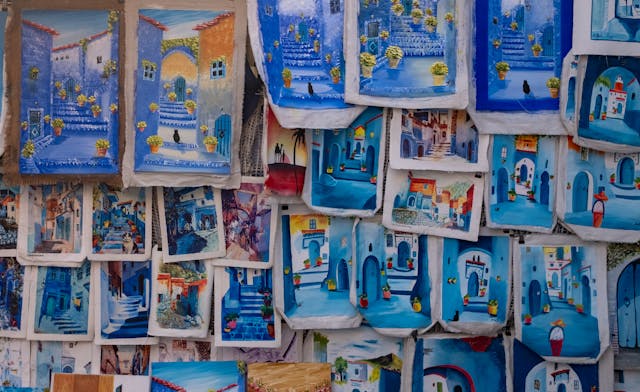 Muro decorado con pinturas artísticas en la medina de Chefchaouen, Marruecos
