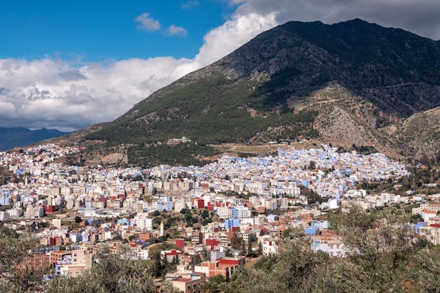 Vista panorámica de Chefchaouen y sus casas azules en las montañas del Rif, Marruecos