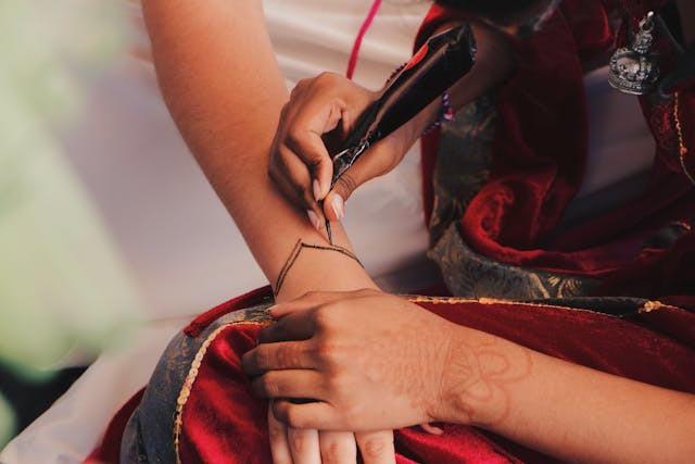 Mujer aplicando henna tradicional marroquí