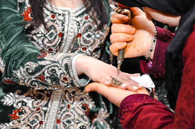 Mujer aplicando henna tradicional marroquí