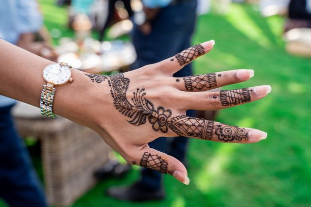 Mano decorada con henna marroquí tradicional
